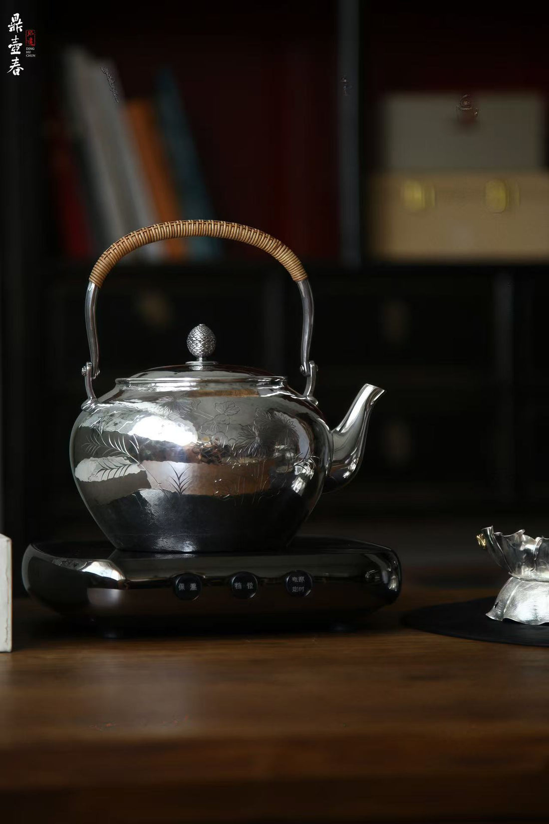 Purified Abundance Silver Kettle with Lucky Ingrains